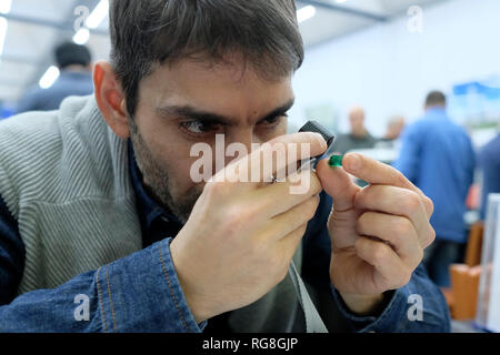 Ramat Gan, Israël. 28 janvier, 2019.Un commerçant utilise une loupe pour inspecter une pierre précieuse à la salle des marchés de la Bourse du diamant d'Israël (IDE) pendant la semaine internationale du diamant en Israël (IDWI). Des centaines de sociétés diamantaires israéliennes ont offert à la fois des diamants en vrac et des bijoux en diamants à des acheteurs de diamants de plus de 30 pays à travers le monde lors de cet événement annuel, la grande quantité et la variété des produits proposés sont évalués à plus d'un milliard de dollars. Crédit : Eddie Gerald/Alamy Live News Banque D'Images