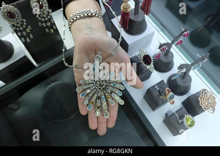 Ramat Gan, Israël. 28 janvier, 2019.Un commerçant offre un collier de diamants au parquet de la Israel Diamond Exchange (IDE) au cours de la Semaine internationale du diamant en Israël (IDWI). Des centaines de sociétés diamantaires israéliens offerts les deux diamants non sertis de diamants et bijoux à des acheteurs de diamants de plus de 30 pays à travers le monde à l'événement annuel la grande quantité et variété de produits à l'offre est évaluée à plus de un milliard de dollars. Credit : Eddie Gerald/Alamy Live News Banque D'Images