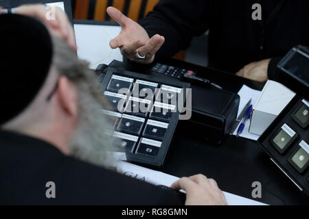 Ramat Gan, Israël. 28 janvier, 2019.Traders discuter affaires au parquet de la Israel Diamond Exchange (IDE) au cours de la Semaine internationale du diamant en Israël (IDWI). Des centaines de sociétés diamantaires israéliens offerts les deux diamants non sertis de diamants et bijoux à des acheteurs de diamants de plus de 30 pays à travers le monde à l'événement annuel la grande quantité et variété de produits à l'offre est évaluée à plus de un milliard de dollars. Credit : Eddie Gerald/Alamy Live News Banque D'Images