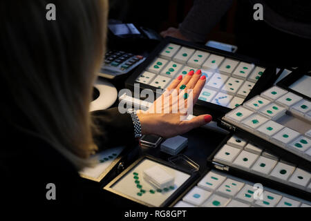 Ramat Gan, Israël, le 28 janvier, 2019 : un commerçant de pierres précieuses à l'inspection le parquet de l'Israel Diamond Exchange (IDE) au cours de la Semaine internationale du diamant en Israël (IDWI). Des centaines de sociétés diamantaires israéliens offerts les deux diamants non sertis de diamants et bijoux à des acheteurs de diamants de plus de 30 pays à travers le monde à l'événement annuel la grande quantité et variété de produits à l'offre est évaluée à plus de un milliard de dollars. Credit : Eddie Gerald/Alamy Live News Banque D'Images