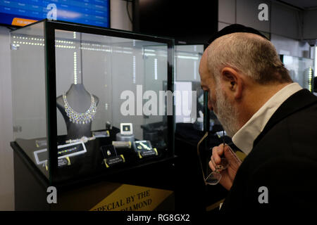 Ramat Gan, Israël, le 28 janvier, 2019 : un juif religieux à la recherche de bijoux en diamants à l'affiche au parquet de la Israel Diamond Exchange (IDE) au cours de la Semaine internationale du diamant en Israël (IDWI). Des centaines de sociétés diamantaires israéliens offerts les deux diamants non sertis de diamants et bijoux à des acheteurs de diamants de plus de 30 pays à travers le monde à l'événement annuel la grande quantité et variété de produits à l'offre est évaluée à plus de un milliard de dollars. Credit : Eddie Gerald/Alamy Live News Banque D'Images