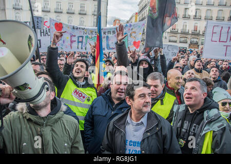 Madrid, Espagne. 28 janvier 2019. Des centaines de chauffeurs de taxi protester contre Uber et cabify à Madrid, La Puerta del Sol. Dans l'image des chauffeurs de taxi, les voleurs voleurs hurlant, en face de la mairie de Madrid, Espagne. Credit : Alberto Ramírez Sibaja/Alamy Live News Banque D'Images