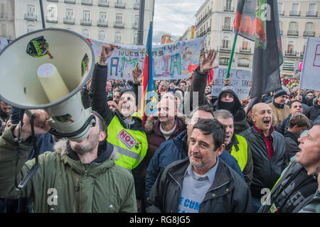 Madrid, Espagne. 28 janvier 2019. Des centaines de chauffeurs de taxi protester contre Uber et cabify à Madrid, La Puerta del Sol. Dans l'image des chauffeurs de taxi, les voleurs voleurs hurlant, cabify et super il y a un plan de gouvernement espagnol, avant de la mairie de Madrid, Espagne. Credit : Alberto Ramírez Sibaja/Alamy Live News Banque D'Images