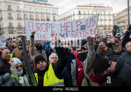 Madrid, Espagne. 28 janvier 2019. Les chauffeurs de taxi à Madrid ont été en grève pendant plus d'une semaine exigeant l'interdiction de Uber et Cabify dans la capitale espagnole-ville. En raison de l'absence d'accord, des centaines de chauffeurs de taxi ont protesté à Puerta del Sol, Madrid, sur la place centrale. Dans l'image des chauffeurs de taxi élèvent leurs poings pour protester. Credit : Lora Grigorova/Alamy Live News Banque D'Images