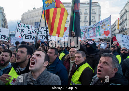 Madrid, Espagne. 28 janvier 2019. Les chauffeurs de taxi à Madrid ont été en grève pendant plus d'une semaine exigeant l'interdiction de Uber et Cabify dans la capitale espagnole-ville. En raison de l'absence d'accord, des centaines de chauffeurs de taxi ont protesté à Puerta del Sol, Madrid, sur la place centrale. Credit : Lora Grigorova/Alamy Live News Banque D'Images