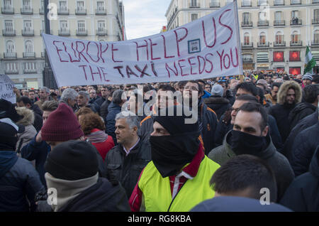 Madrid, Madrid, Espagne. 28 janvier, 2019. Les chauffeurs de taxi vu avec masque de visage pendant la manifestation.En raison de l'absence d'un accord, des centaines de chauffeurs de taxi ont protesté à Puerta del Sol, Madrid, sur la place centrale. Les chauffeurs de taxi à Madrid ont été en grève pendant plus d'une semaine exigeant l'interdiction de Uber et Cabify dans la capitale espagnole-ville. Credit : Lora Grigorova SOPA/Images/ZUMA/Alamy Fil Live News Banque D'Images