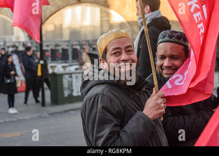 Londres, Royaume-Uni. 28 janvier 2019. Les conducteurs de voitures privées bloquer la route à l'extérieur de l'organisme Transport for London dans une troisième manifestation contre la congestion charge injustement perçus sur eux. Principalement les noirs, asiatiques, et les minorités ethniques accuser les pilotes TfL de discrimination raciale, les traiter très différemment des taxis agréés, dont les conducteurs sont en grande partie en blanc. C'était leur troisième protester, et ils ont l'intention de les poursuivre jusqu'à ce qu'ils obtiennent l'égalité de traitement. Crédit : Peter Marshall/Alamy Live News Banque D'Images