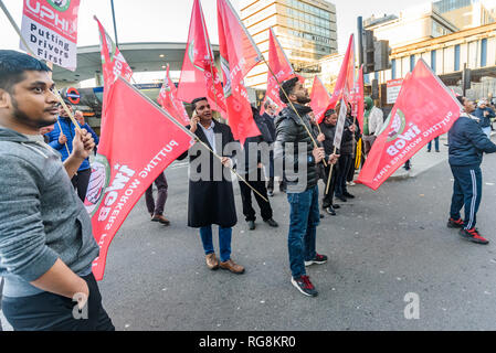 Londres, Royaume-Uni. 28 janvier 2019. Les conducteurs de voitures privées bloquer la route à l'extérieur de l'organisme Transport for London dans une troisième manifestation contre la congestion charge injustement perçus sur eux. Principalement les noirs, asiatiques, et les minorités ethniques accuser les pilotes TfL de discrimination raciale, les traiter très différemment des taxis agréés, dont les conducteurs sont en grande partie en blanc. C'était leur troisième protester, et ils ont l'intention de les poursuivre jusqu'à ce qu'ils obtiennent l'égalité de traitement. Crédit : Peter Marshall/Alamy Live News Banque D'Images