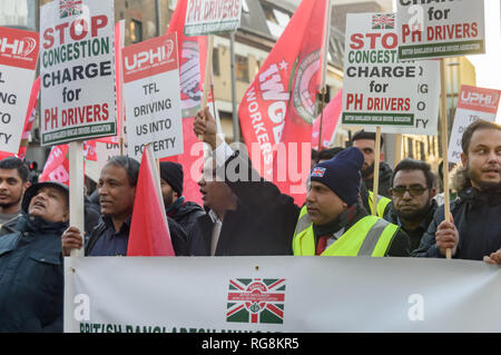 Londres, Royaume-Uni. 28 janvier 2019. Les conducteurs de voitures privées bloquer la route à l'extérieur de l'organisme Transport for London dans une troisième manifestation contre la congestion charge injustement perçus sur eux. Principalement les noirs, asiatiques, et les minorités ethniques accuser les pilotes TfL de discrimination raciale, les traiter très différemment des taxis agréés, dont les conducteurs sont en grande partie en blanc. C'était leur troisième protester, et ils ont l'intention de les poursuivre jusqu'à ce qu'ils obtiennent l'égalité de traitement. Crédit : Peter Marshall/Alamy Live News Banque D'Images