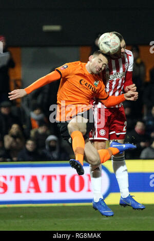 Londres, Royaume-Uni. 28 janvier, 2019. Dit Benrahma de Brentford (R) dirige une chance de but. L'Unis FA Cup 4ème tour, Barnet v Brentford FC à la ruche Stadium à Edgware, Londres le lundi 28 janvier 2019 . Cette image ne peut être utilisé qu'à des fins rédactionnelles. Usage éditorial uniquement, licence requise pour un usage commercial. Aucune utilisation de pari, de jeux ou d'un seul club/ligue/dvd publications. pic par Steffan Bowen/Andrew Orchard la photographie de sport/Alamy live news Crédit : Andrew Orchard la photographie de sport/Alamy Live News Banque D'Images