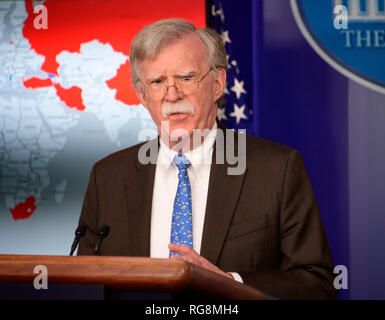 Le Conseiller pour la sécurité nationale, John R. Bolton effectue un exposé dans la salle des conférences de presse Brady de la Maison Blanche à Washington, DC le lundi 28 janvier 2019. Bolton et secrétaire du Trésor américain Steven T. Mnunchin a annoncé que l'administration avait imposé des sanctions à Petroleos de Venezuela S.A., la société pétrolière du Venezuela, un mouvement visant à accroître la pression sur le président Nicolas Maduro de céder le pouvoir à Juan Guaido. Credit : Ron Sachs/CNP | conditions dans le monde entier Banque D'Images