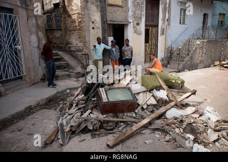 La Havane, Cuba. 28 janvier, 2019. Nettoyer les Cubains Luyano County après une tornade fait des ravages. Une violente tornade sur Cuba le dimanche soir (heure locale) 27.01.2019 coûte au moins trois personnes de leur vie. Un autre 172 personnes ont été blessées, a déclaré le président Miguel Díaz-Canel sur Twitter. Le district urbain de Regla dans la capitale La Havane a été particulièrement touché. Credit : Eliana Aponte/dpa/Alamy Live News Banque D'Images