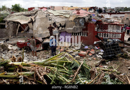 La Havane, Cuba. 28 janvier, 2019. Nettoyer les Cubains le comté de Regla après une tornade fait des ravages. Une violente tornade sur Cuba le dimanche soir (heure locale) 27.01.2019 coûte au moins trois personnes de leur vie. Un autre 172 personnes ont été blessées, a déclaré le président Miguel Díaz-Canel sur Twitter. Le district urbain de Regla dans la capitale La Havane a été particulièrement touché. Credit : Eliana Aponte/dpa/Alamy Live News Banque D'Images