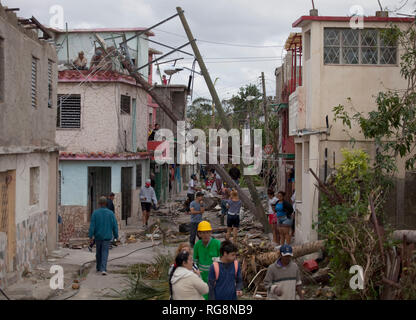 La Havane, Cuba. 28 janvier, 2019. Nettoyer les Cubains Luyano après une tornade fait des ravages. Une violente tornade sur Cuba le dimanche soir (heure locale) 27.01.2019 coûte au moins trois personnes de leur vie. Un autre 172 personnes ont été blessées, a déclaré le président Miguel Díaz-Canel sur Twitter. Le district urbain de Regla dans la capitale La Havane a été particulièrement touché. Credit : Eliana Aponte/dpa/Alamy Live News Banque D'Images