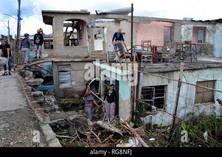 La Havane, Cuba. 28 janvier, 2019. Les gens nettoyer les maisons endommagées dans la région touchée par la tornade dans la municipalité de Regla à La Havane, Cuba, le 28 janvier 2019. Une puissante tornade a traversé la capitale cubaine le dimanche soir, laissant trois morts et 172 autres blessés. Credit : Joaquin Hernandez/Xinhua/Alamy Live News Banque D'Images