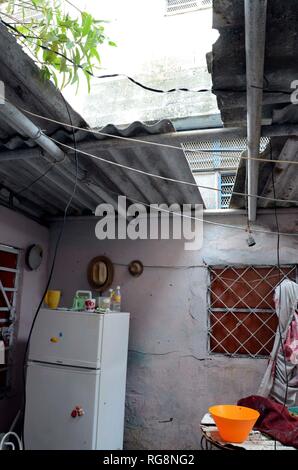 La Havane, Cuba. 28 janvier, 2019. Une maison endommagée est vu dans la région touchée par la tornade dans la municipalité de Regla à La Havane, Cuba, le 28 janvier 2019. Une puissante tornade a traversé la capitale cubaine le dimanche soir, laissant trois morts et 172 autres blessés. Credit : Joaquin Hernandez/Xinhua/Alamy Live News Banque D'Images