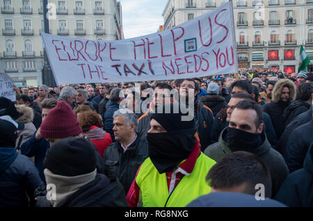 Les chauffeurs de taxi vu avec masque de visage pendant la manifestation. En raison de l'absence d'un accord, des centaines de chauffeurs de taxi ont protesté à Puerta del Sol, Madrid, sur la place centrale. Les chauffeurs de taxi à Madrid ont été en grève pendant plus d'une semaine exigeant l'interdiction de Uber et Cabify dans la capitale espagnole-ville. Banque D'Images