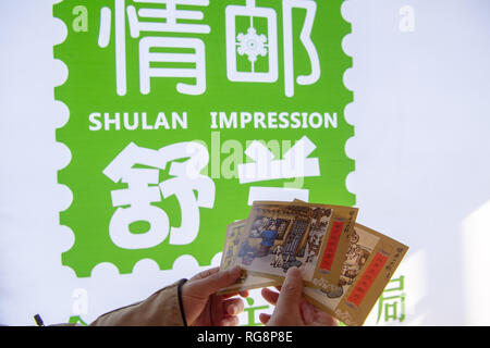 Changchun, Jilin Province de la Chine. 10 janvier, 2019. Un touriste sélectionne les cartes postales au bureau de poste à Erhe Village de Shulan, ville du nord-est de la Chine La province de Jilin, le 10 janvier 2019. Avec des ressources abondantes de la glace et de la neige, Erhe enrichit Village villageois par se transformer en une destination touristique populaire en hiver. Credit : Zhang Nan/Xinhua/Alamy Live News Banque D'Images