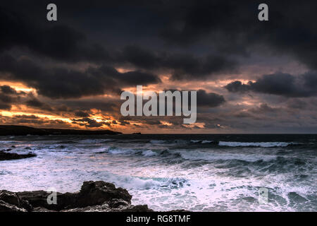 Un spectaculaire coucher de soleil sur la baie de Fistral Newquay en Cornouailles. Banque D'Images