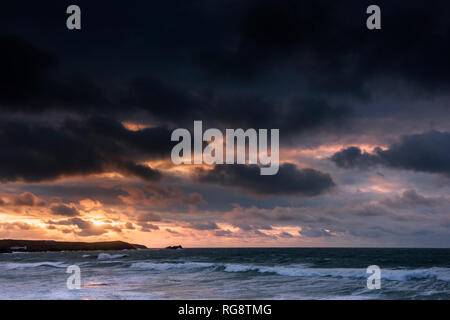 Un spectaculaire coucher de soleil sur la baie de Fistral Newquay en Cornouailles. Banque D'Images