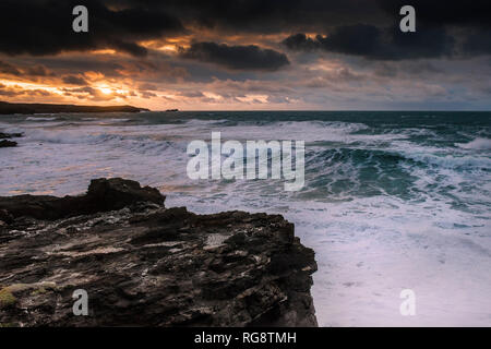 Un spectaculaire coucher de soleil sur la baie de Fistral Newquay en Cornouailles. Banque D'Images