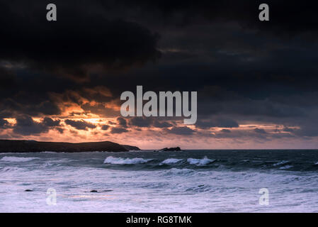 Un spectaculaire coucher de soleil sur la baie de Fistral Newquay en Cornouailles. Banque D'Images