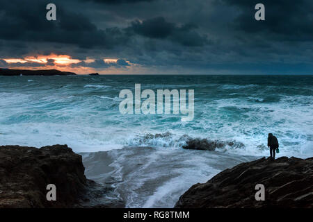 Coucher de soleil sur la baie de Fistral Newquay en Cornouailles. Banque D'Images