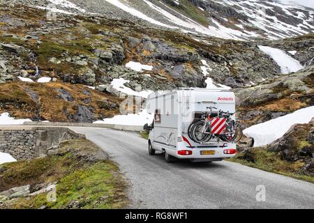 STRYN, NORVÈGE - 19 juillet 2015 : Les gens conduire un campeur van dans Stryn, Norvège. La Norvège avait près de 5 millions de visiteurs étrangers en 2011. Banque D'Images