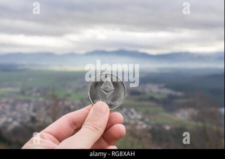 Pièce d'argent, l'Ethereum Ethereum main au-dessus de la ville Banque D'Images