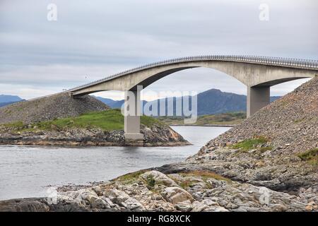 Storseisundet Pont sur la Norvège Atlantic Road. Route touristique national. Banque D'Images