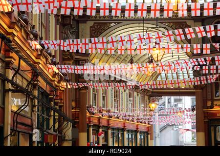 Londres, Royaume-Uni - 22 avril 2016 : Saint George's Day décorations dans Leadenhall Market, Londres. Saint Georges est le saint patron de l'Angleterre. Banque D'Images