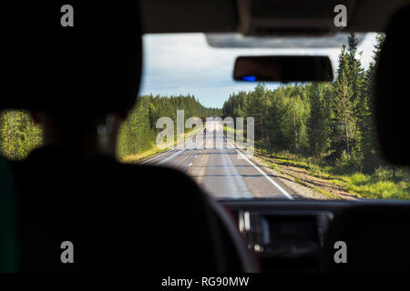 La Finlande, Laponie, vue de l'intérieur de l'homme conduisant location in rural landscape Banque D'Images