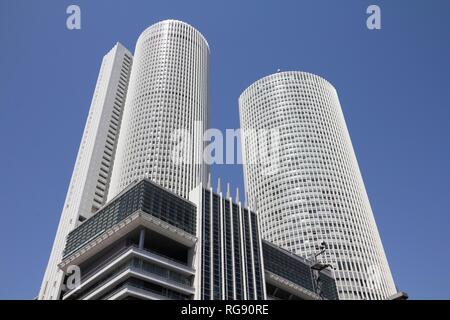 NAGOYA, JAPON - 28 avril : JR Central Towers, Marriott et bâtiments Takashimaya le 28 avril 2012 à Nagoya, au Japon. La gare de Nagoya est la plus grande stat Banque D'Images