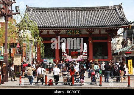 TOKYO - 13 avril : Les gens visiter la Rue Commerçante Nakamise Asakusa le 13 avril 2012 à Tokyo. Tokyo est la ville la plus visitée au Japon. Le Japon avait 8,3 mil Banque D'Images