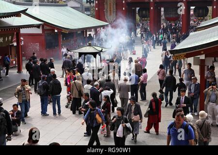 TOKYO - AVRIL 13 : personnes visitent célèbre le Temple Senso-ji le 13 avril 2012 à Asakusa, Tokyo. Tokyo est la ville la plus visitée au Japon. Le Japon avait 8,3 mill Banque D'Images