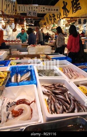 TOKYO - 11 mai : Les acheteurs visitent le marché aux poissons de Tsukiji, le 11 mai 2012 à Tokyo. C'est le plus grand marché de gros poissons et fruits de mer dans le monde. Banque D'Images