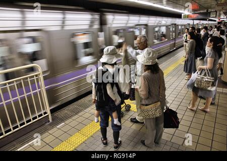 NAGOYA, JAPON - 28 avril : Les usagers du métro de Nagoya pour attendre le 28 avril 2012 à Nagoya, au Japon. Métro de Nagoya est parmi les top 30 des systèmes de métro la plus achalandée wor Banque D'Images