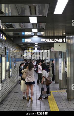 NAGOYA, JAPON - 28 avril : Les usagers du métro de Nagoya pour attendre le 28 avril 2012 à Nagoya, au Japon. Métro de Nagoya est parmi les top 30 des systèmes de métro la plus achalandée wor Banque D'Images