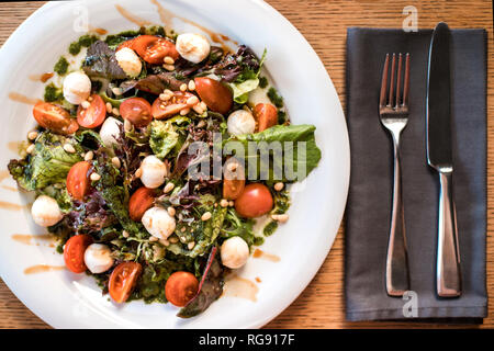 Salade fraîche faite de légumes et de verdure. Banque D'Images