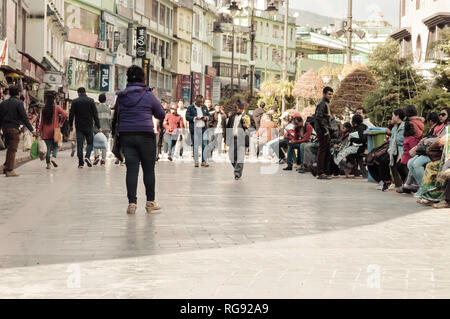 MG Marg, Gangtok, Sikkim, Inde, Décembre 26, 2018 : Les gens de tourisme détente sur vacances de Noël à la rue animée MG Marg. Focus sélectif. Banque D'Images