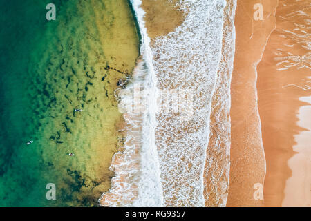 L'Espagne, les Asturies, vue aérienne de surfeurs à l'eau sur une plage Banque D'Images