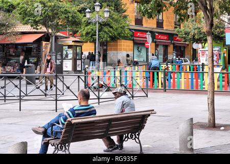 MADRID, ESPAGNE - 24 octobre 2012 : visite des gens du district de Lavapiés à Madrid. Madrid est une destination touristique populaire avec 3,9 millions de dollars Coût annuel Banque D'Images