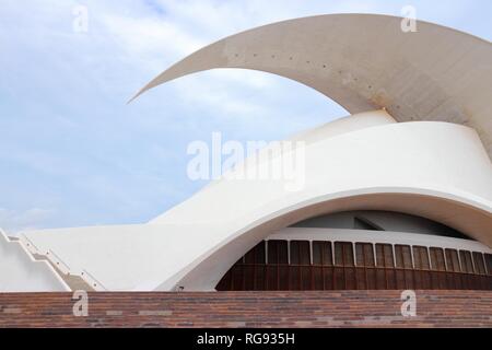 SANTA CRUZ, ESPAGNE - 27 octobre 2012 : Auditorio de Tenerife building à Santa Cruz de Tenerife. Le complexe artistique a été conçu par le célèbre Santiago Calat Banque D'Images