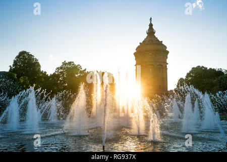 Allemagne, Bade-Wurtemberg, Mannheim, Tour de l'eau et de la fontaine au coucher du soleil Banque D'Images