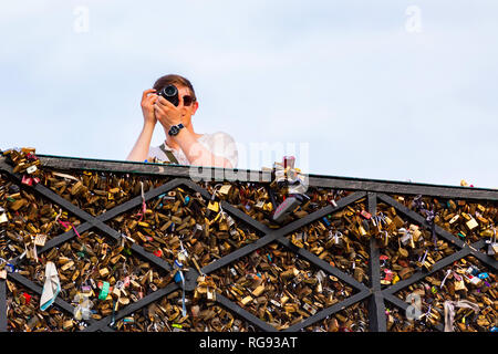 PARIS - 6 juin 2014 : tourisme non identifié prend photo sur pont de Paris Banque D'Images