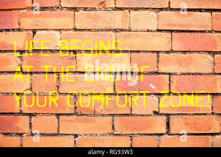 Écrit remarque montrant la vie commence à la fin de votre zone de confort. Photo d'affaires mettant en vedette Faire des changements évoluer grandir Banque D'Images