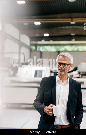 Manager dans une entreprise de haute technologie, de boire du café Banque D'Images