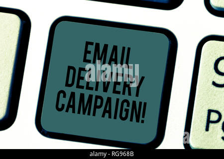 Texte de l'écriture l'écriture l'envoi par e-mail Campagne. Signification de l'envoi d'un concept message publicitaire à un groupe de touche clavier montrant l'intention de créer Banque D'Images