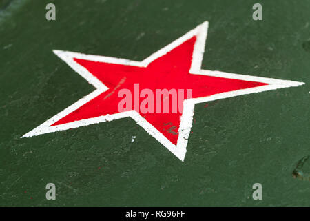 Étoile rouge avec bordure blanche sur la plaque d'acier vert. Signe d'ouvriers et paysans soviétique de l'Armée rouge sur le corps du réservoir à partir de la Deuxième Guerre mondiale Banque D'Images