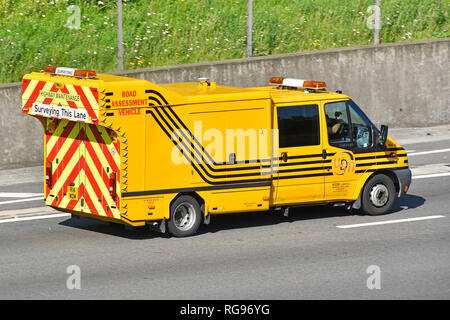 Route de l'évaluation spécialisée d'arpentage et d'enregistrement pour les véhicules de route pour aider à prioriser les travaux d'entretien vu la conduite sur autoroute britannique Banque D'Images